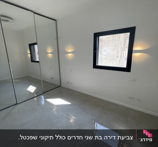 חדר עם קירות לבנים ורצפת אריחים אפורה